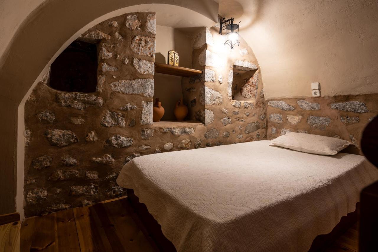 Arapakis Historic Castle Aparthotel Pyrgos Dirou ภายนอก รูปภาพ