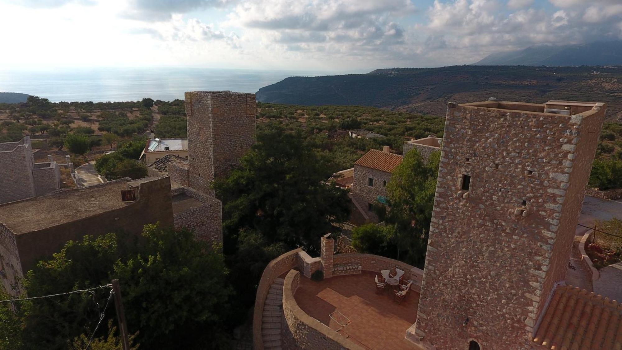 Arapakis Historic Castle Aparthotel Pyrgos Dirou ภายนอก รูปภาพ