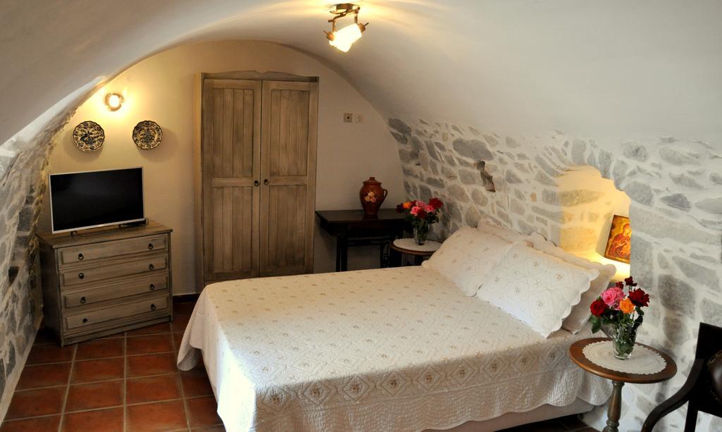Arapakis Historic Castle Aparthotel Pyrgos Dirou ภายนอก รูปภาพ