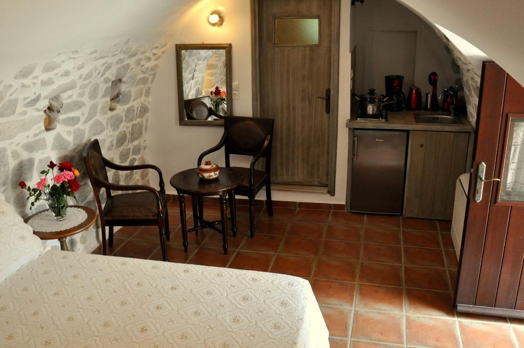 Arapakis Historic Castle Aparthotel Pyrgos Dirou ภายนอก รูปภาพ
